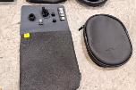 8 HP PC-skjermer med tastaturer, headset og datautstyr