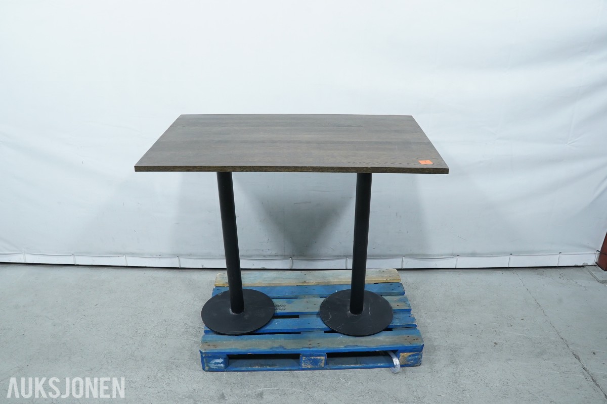 3 ståbord og 8 TON barstoler