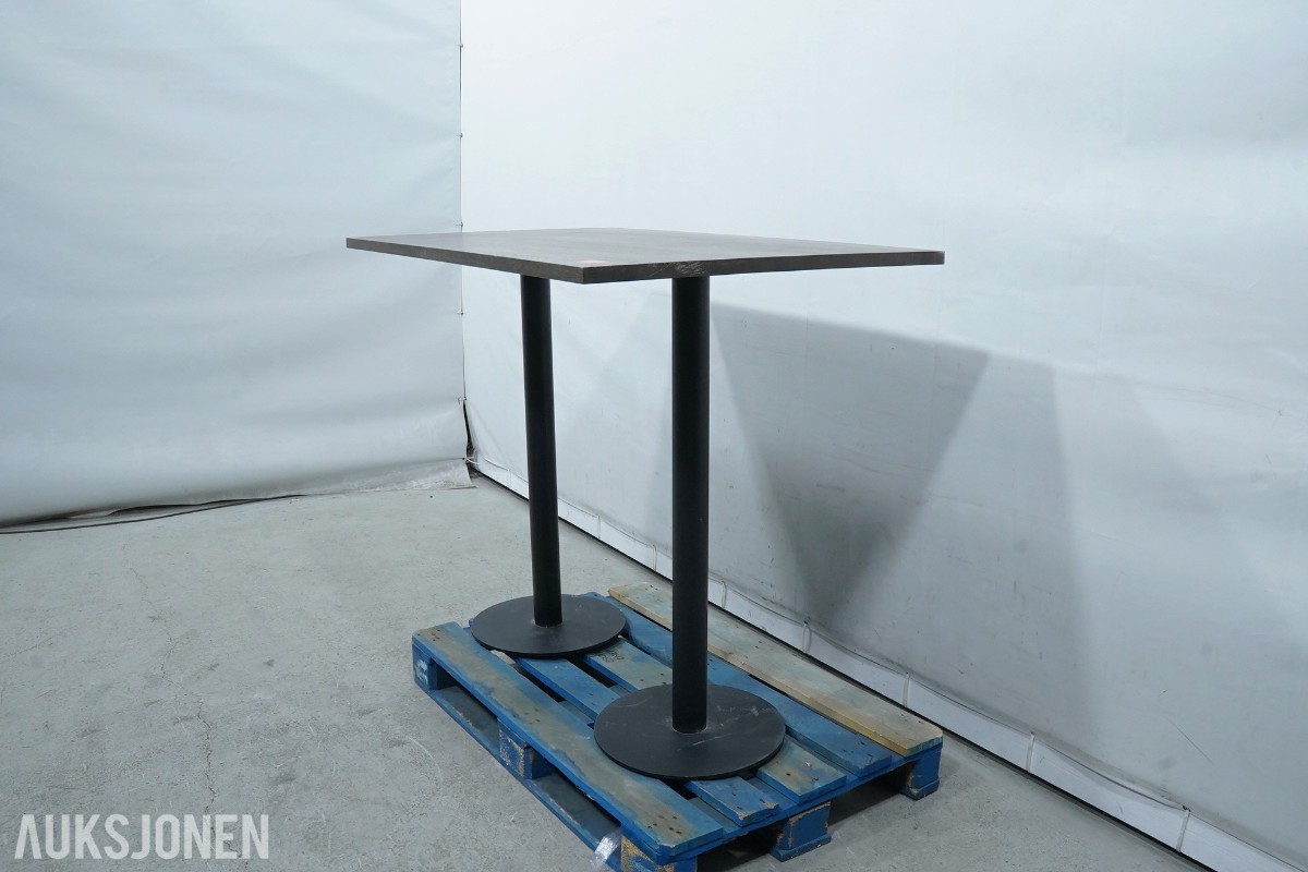 3 ståbord og 8 TON barstoler