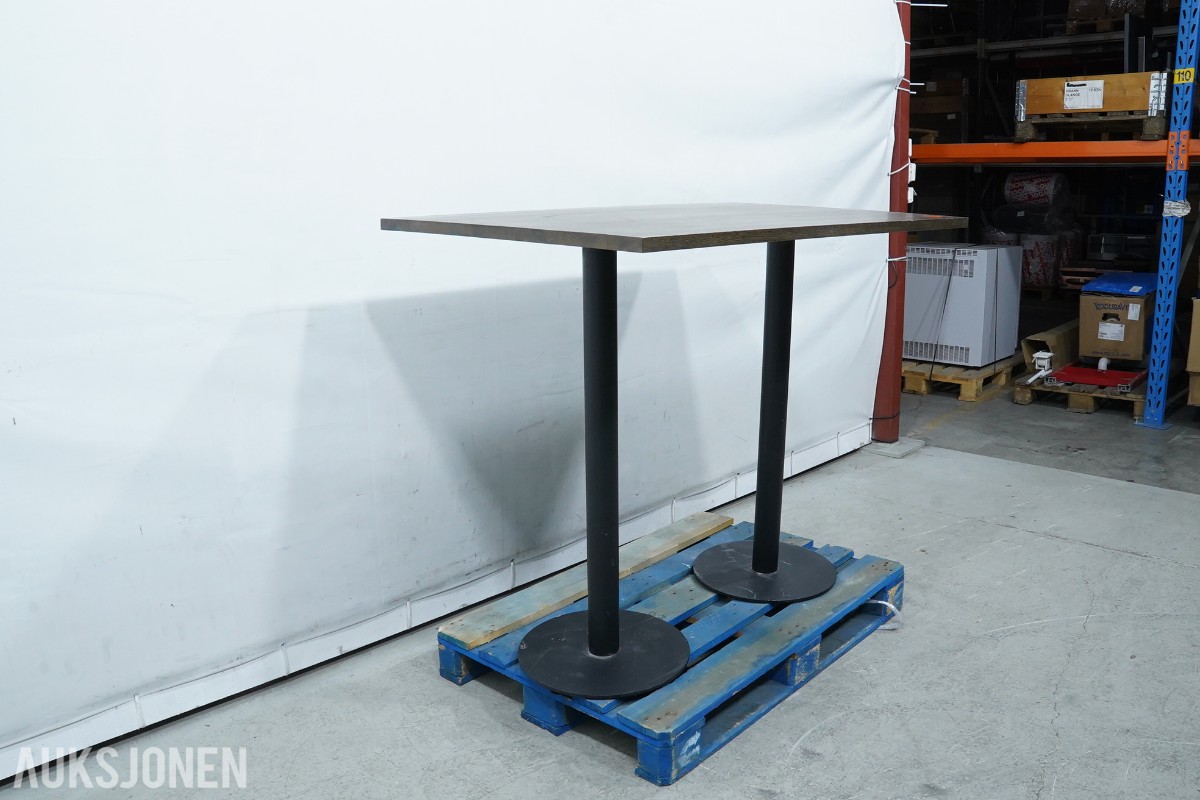 3 ståbord og 8 TON barstoler