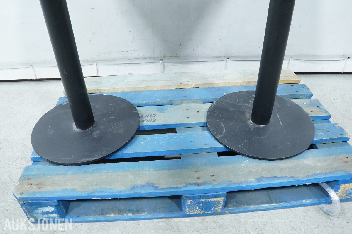 3 ståbord og 8 TON barstoler