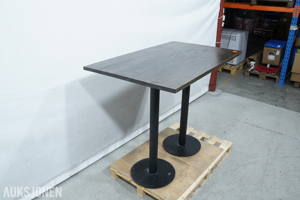 3 ståbord og 8 TON barstoler