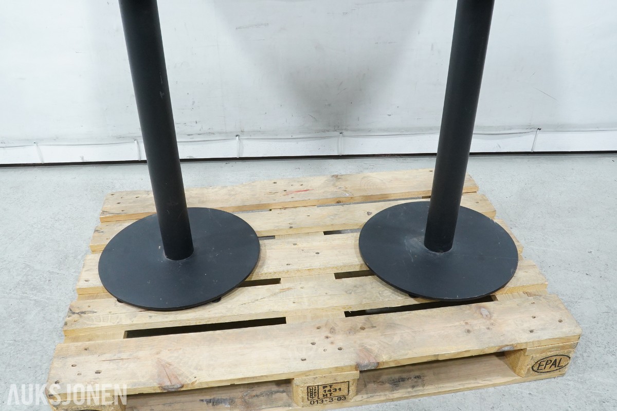 3 ståbord og 8 TON barstoler