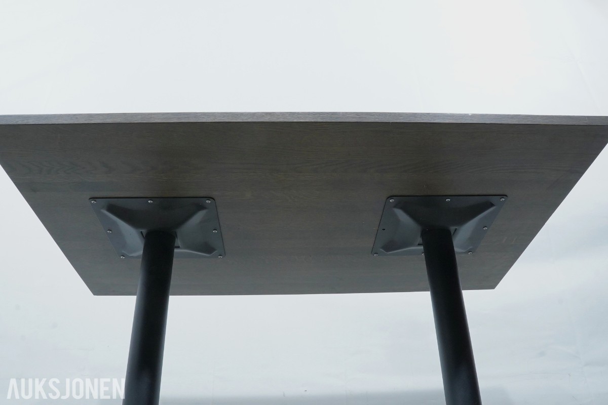 3 ståbord og 8 TON barstoler