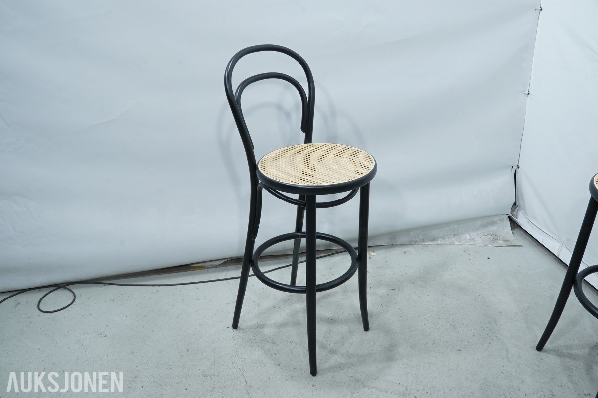 3 ståbord og 8 TON barstoler
