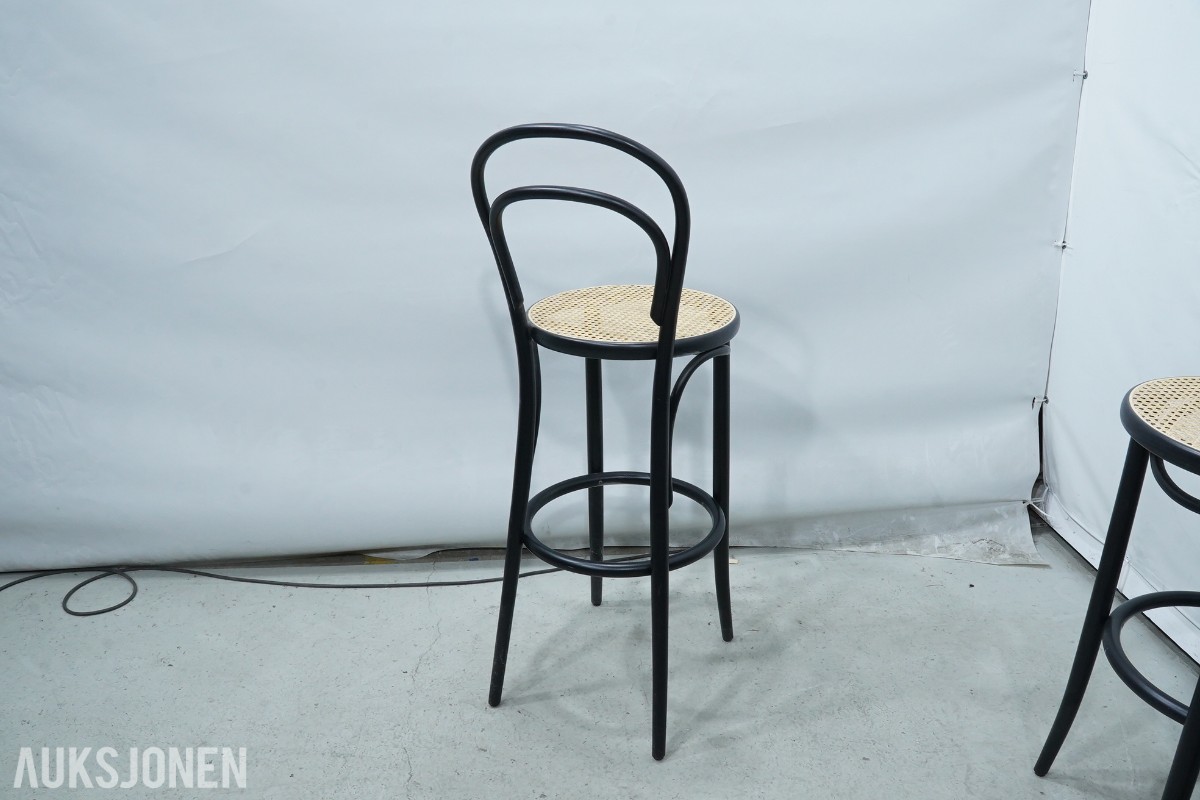 3 ståbord og 8 TON barstoler