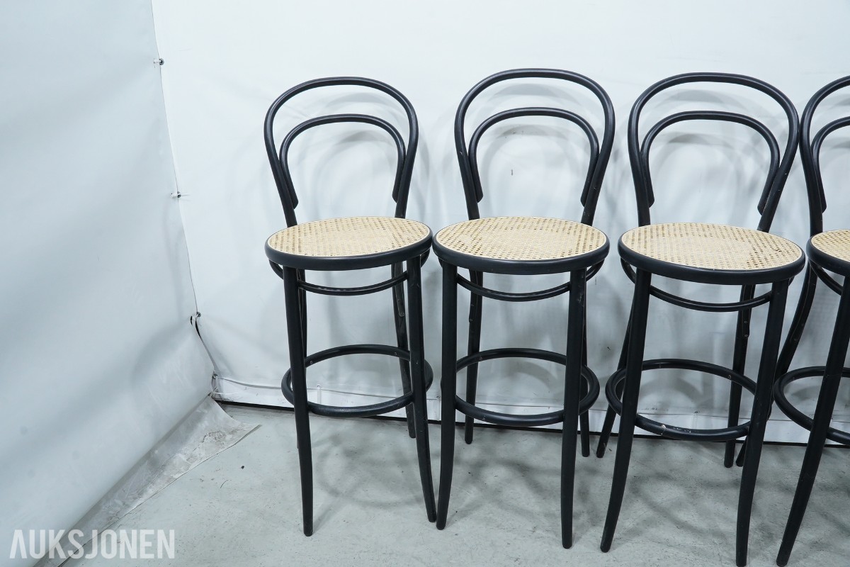 3 ståbord og 8 TON barstoler