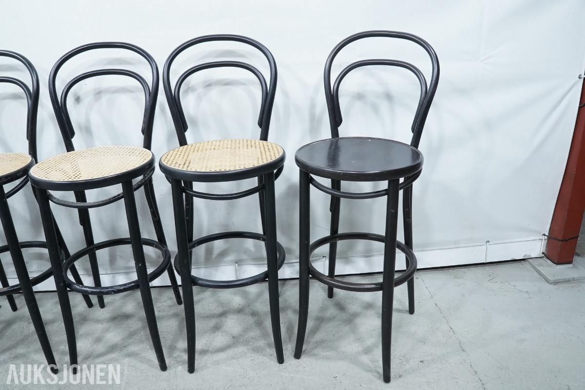 3 ståbord og 8 TON barstoler