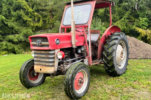 1986 Massey Ferguson 135 traktor med plog og gaffler - mva fri