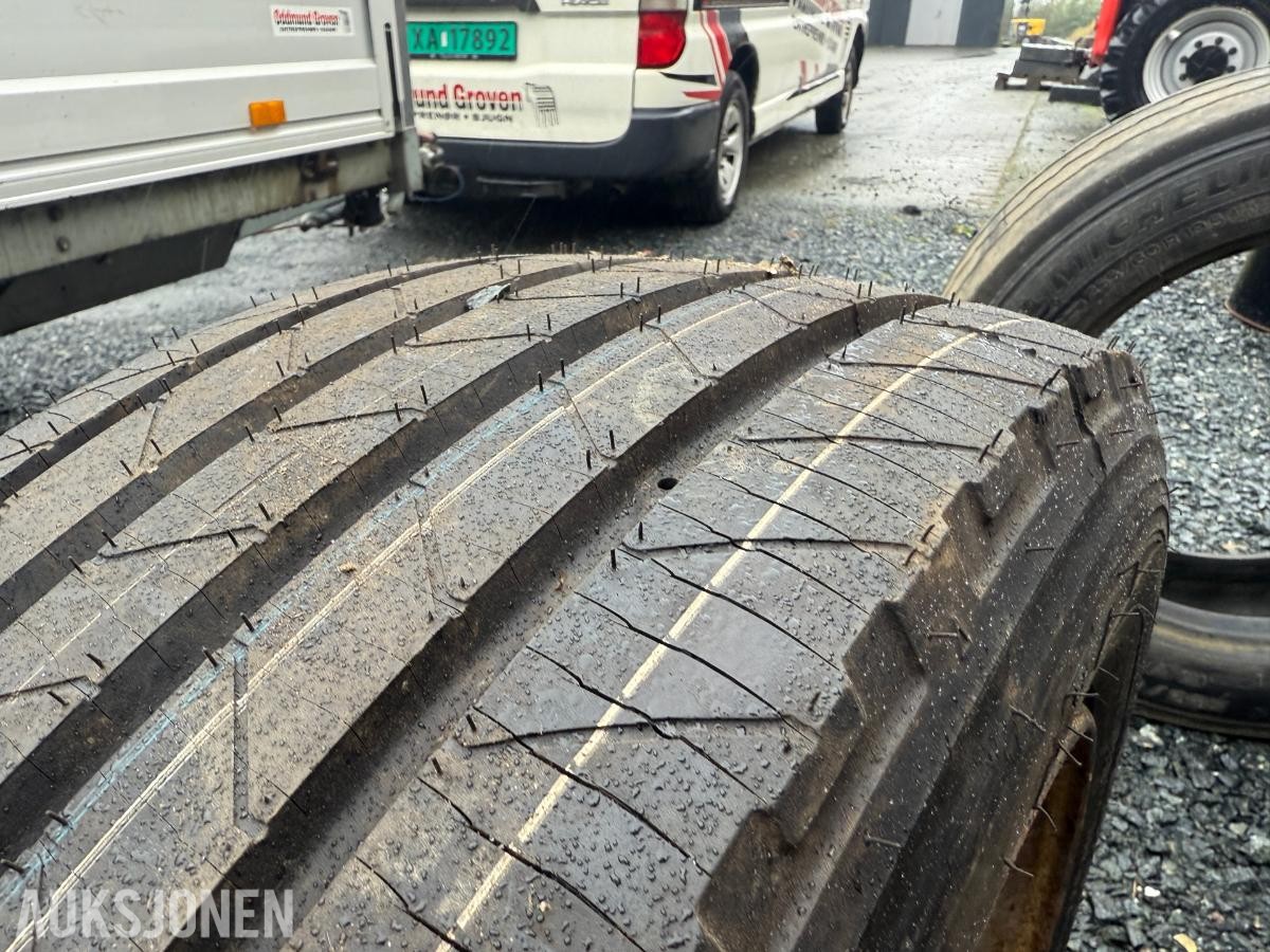 2 stk. Goodyear 295/55 R22.5 på felg
