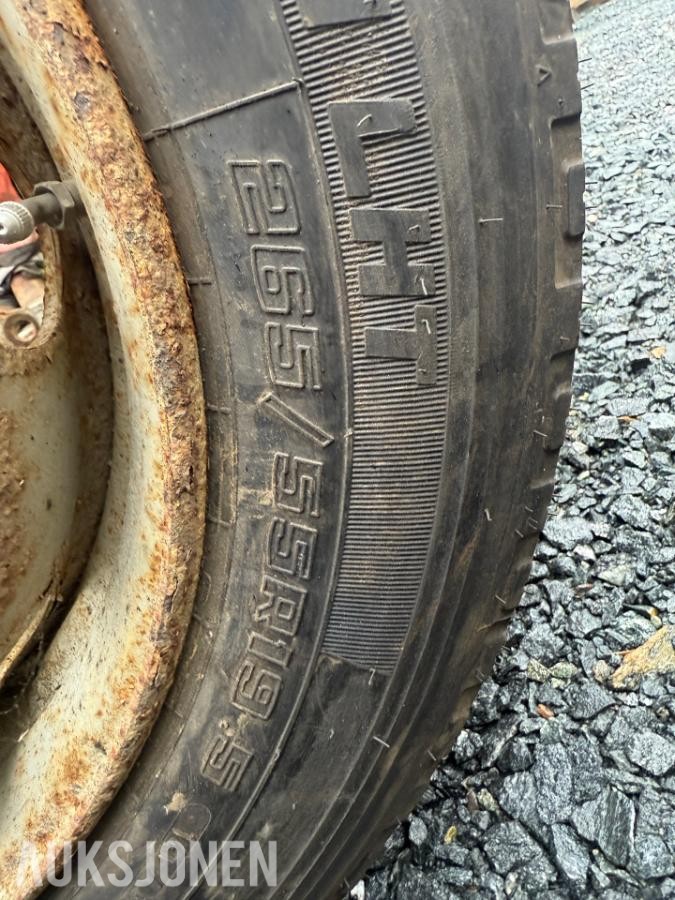 2 stk. Goodyear 295/55 R22.5 på felg