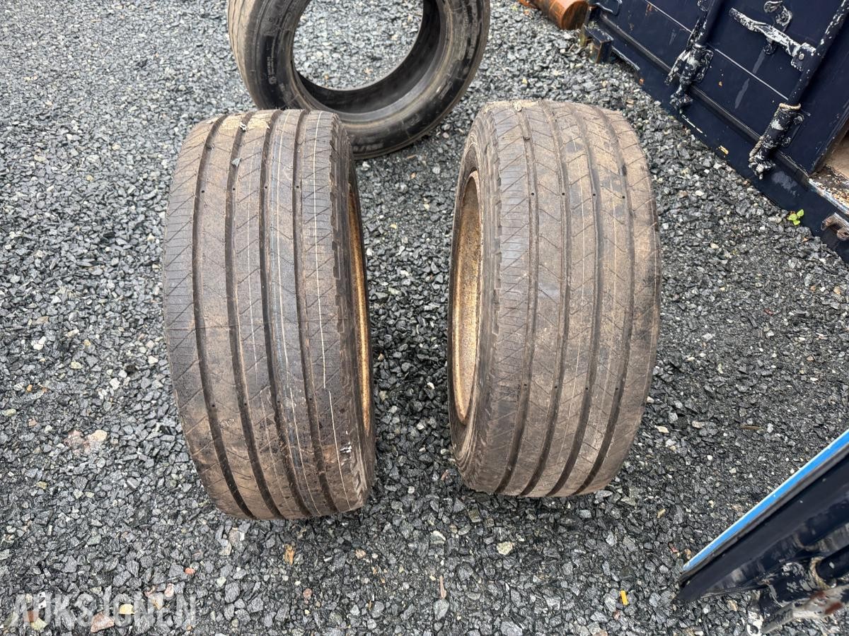 2 stk. Goodyear 295/55 R22.5 på felg