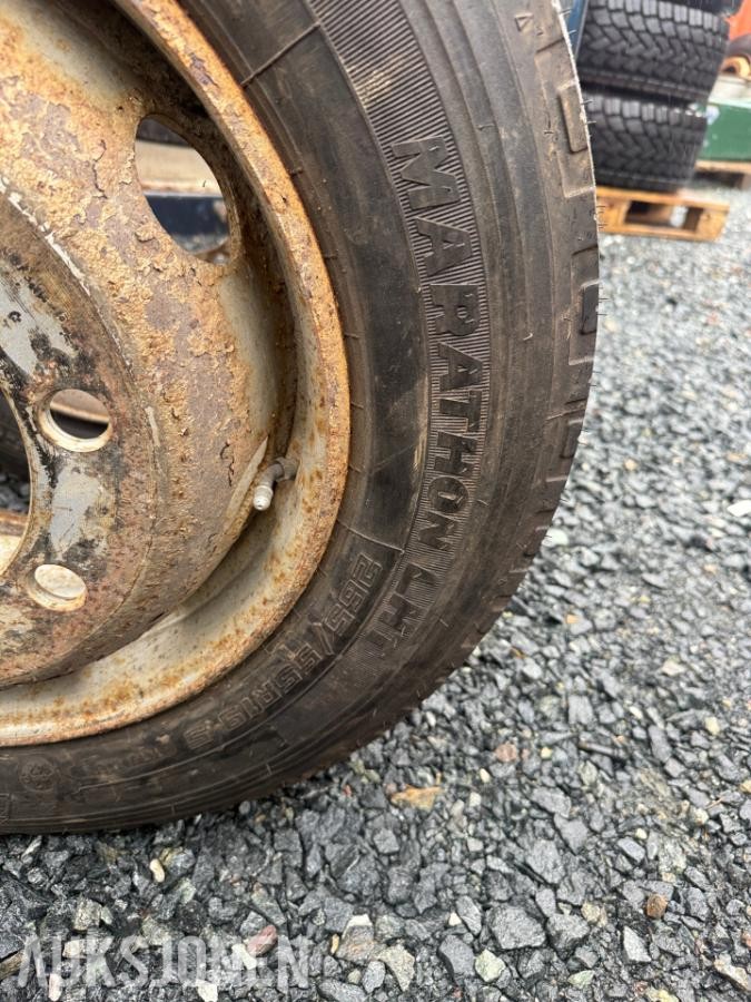 2 stk. Goodyear 295/55 R22.5 på felg