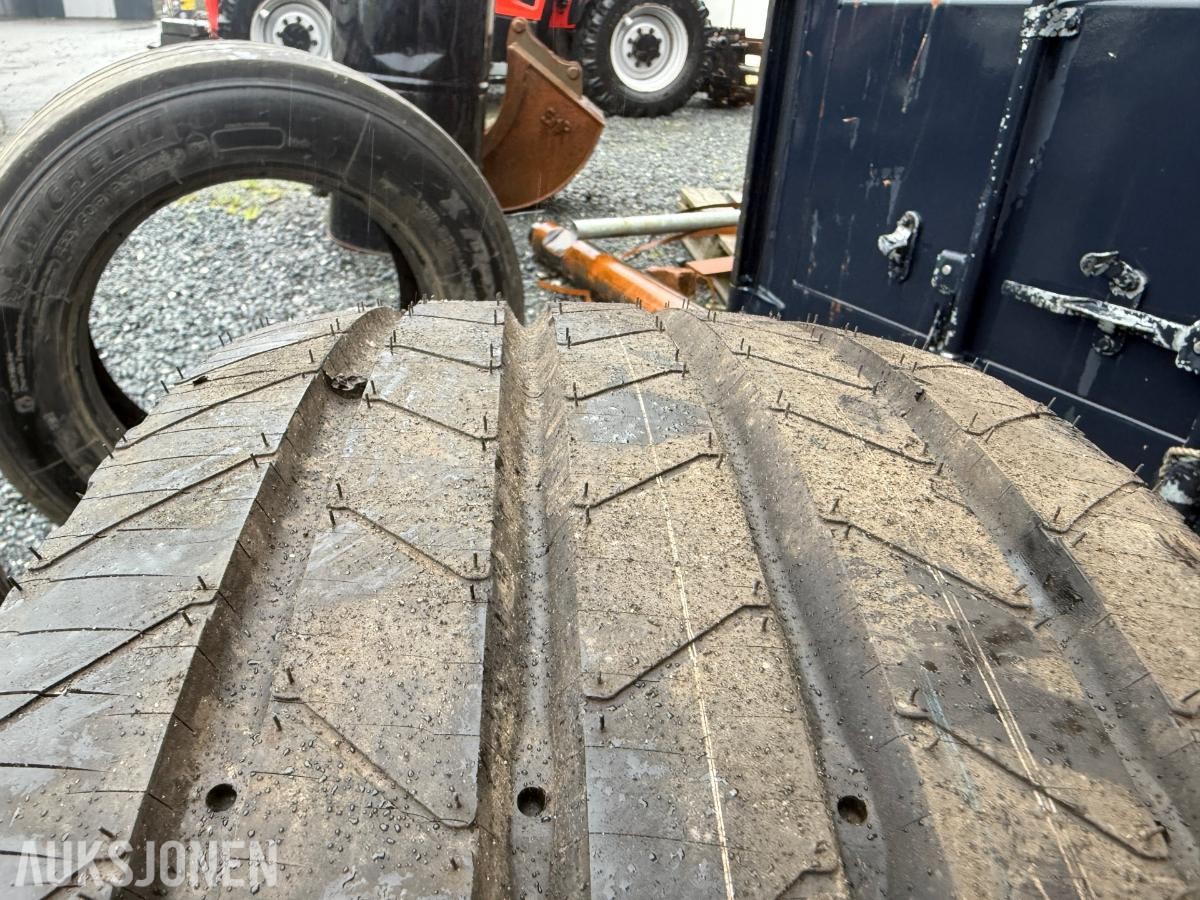 2 stk. Goodyear 295/55 R22.5 på felg
