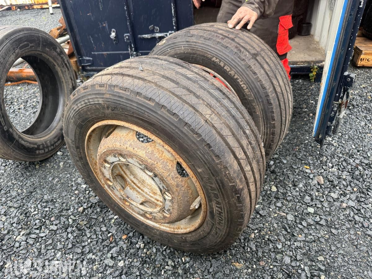 2 stk. Goodyear 295/55 R22.5 på felg