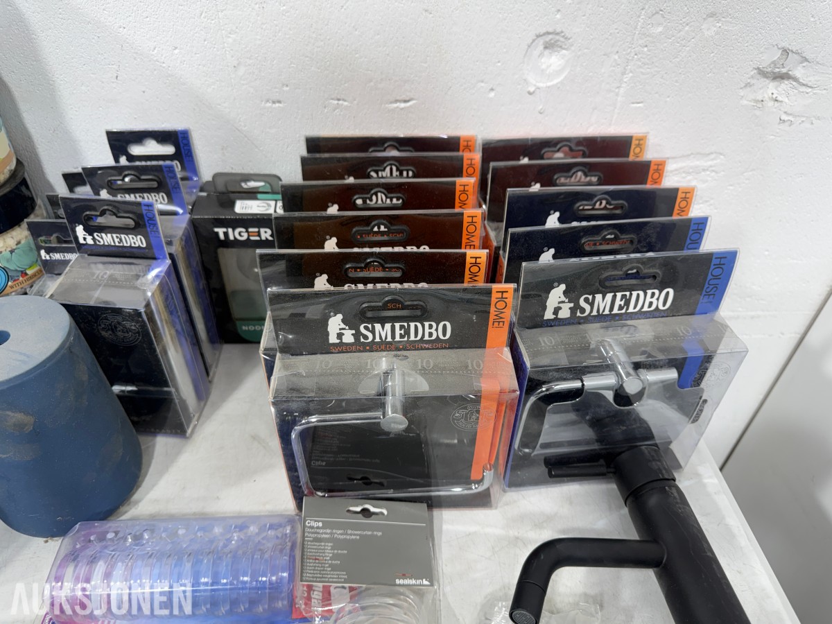 Parti med baderomsutstyr – Smedbo, Bademiljø, Sealskin ++