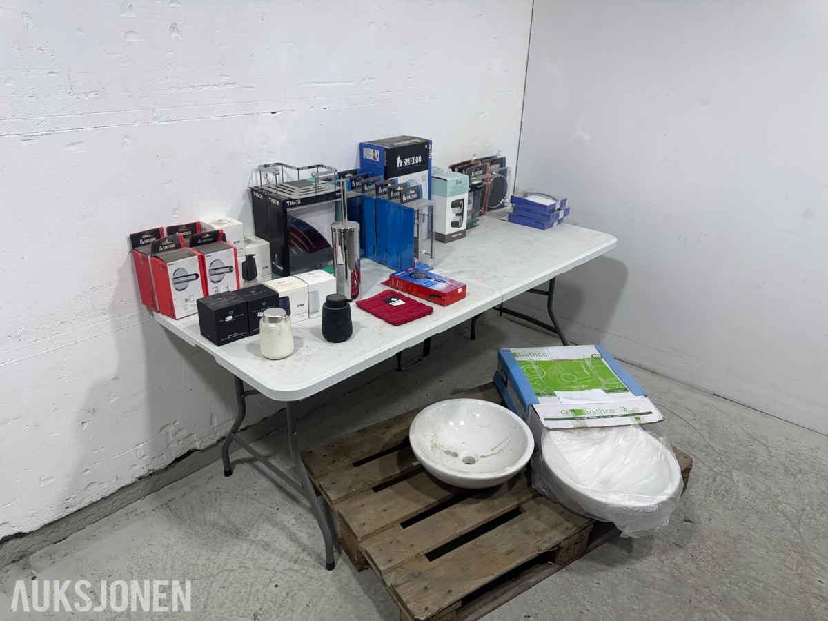 Parti med baderomsutstyr – Smedbo, Tiger, Sealskin, Zone og Bathco
