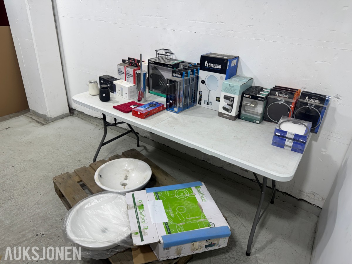 Parti med baderomsutstyr – Smedbo, Tiger, Sealskin, Zone og Bathco