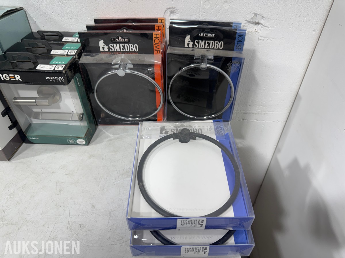 Parti med baderomsutstyr – Smedbo, Tiger, Sealskin, Zone og Bathco