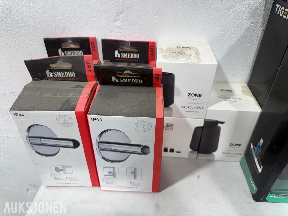 Parti med baderomsutstyr – Smedbo, Tiger, Sealskin, Zone og Bathco