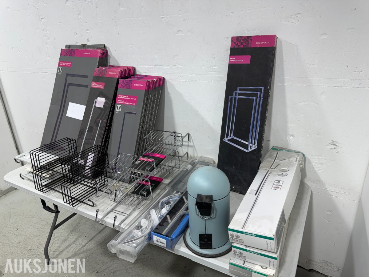 Parti med baderomsutstyr – Esbada, Hansgrohe, Smedbo og Sealskin