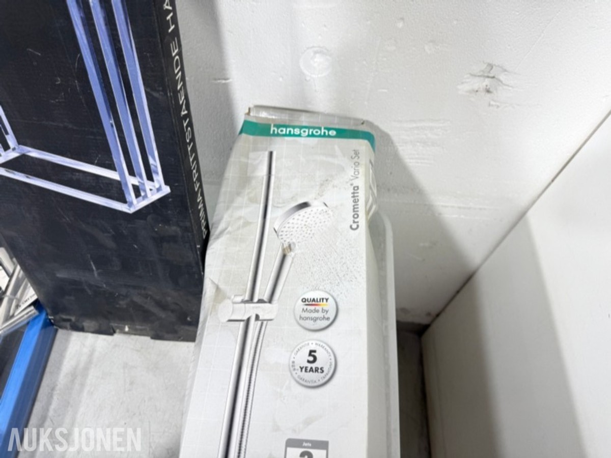 Parti med baderomsutstyr – Esbada, Hansgrohe, Smedbo og Sealskin