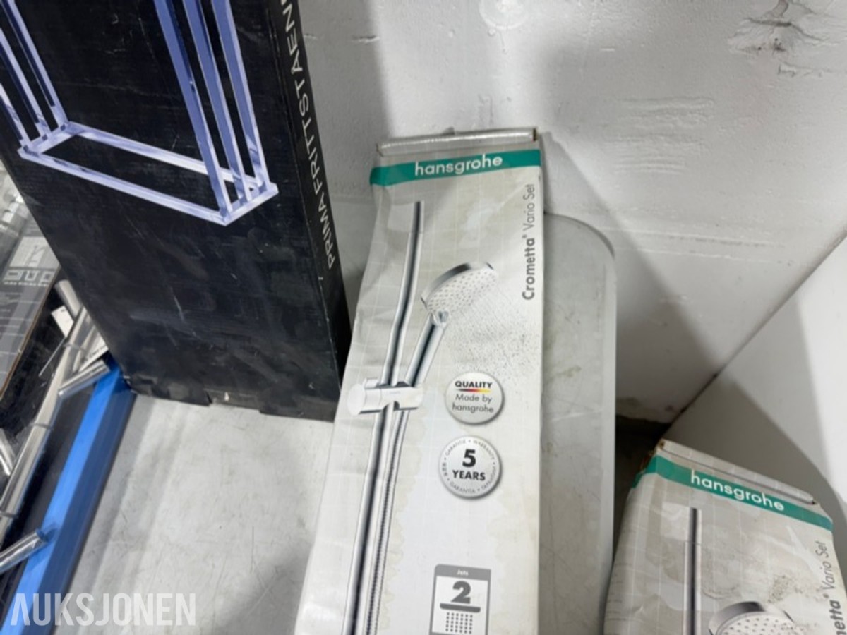 Parti med baderomsutstyr – Esbada, Hansgrohe, Smedbo og Sealskin