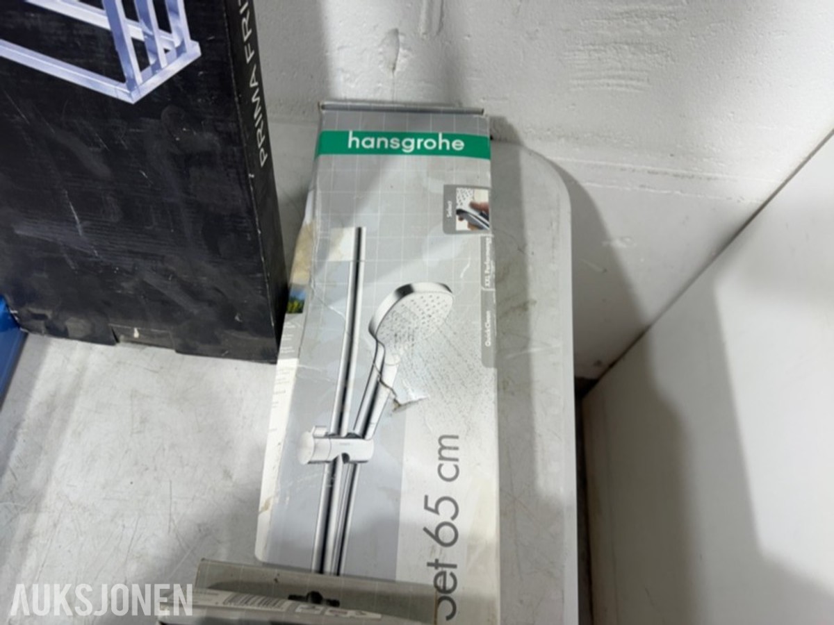 Parti med baderomsutstyr – Esbada, Hansgrohe, Smedbo og Sealskin