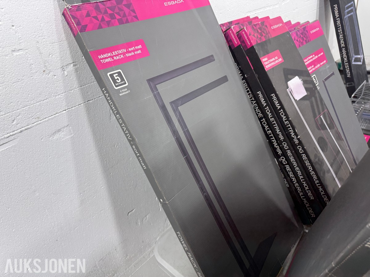 Parti med baderomsutstyr – Esbada, Hansgrohe, Smedbo og Sealskin
