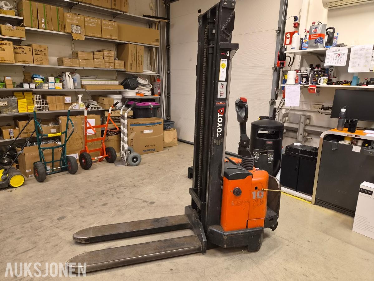 2004 Toyota Pallestabler 7SM10