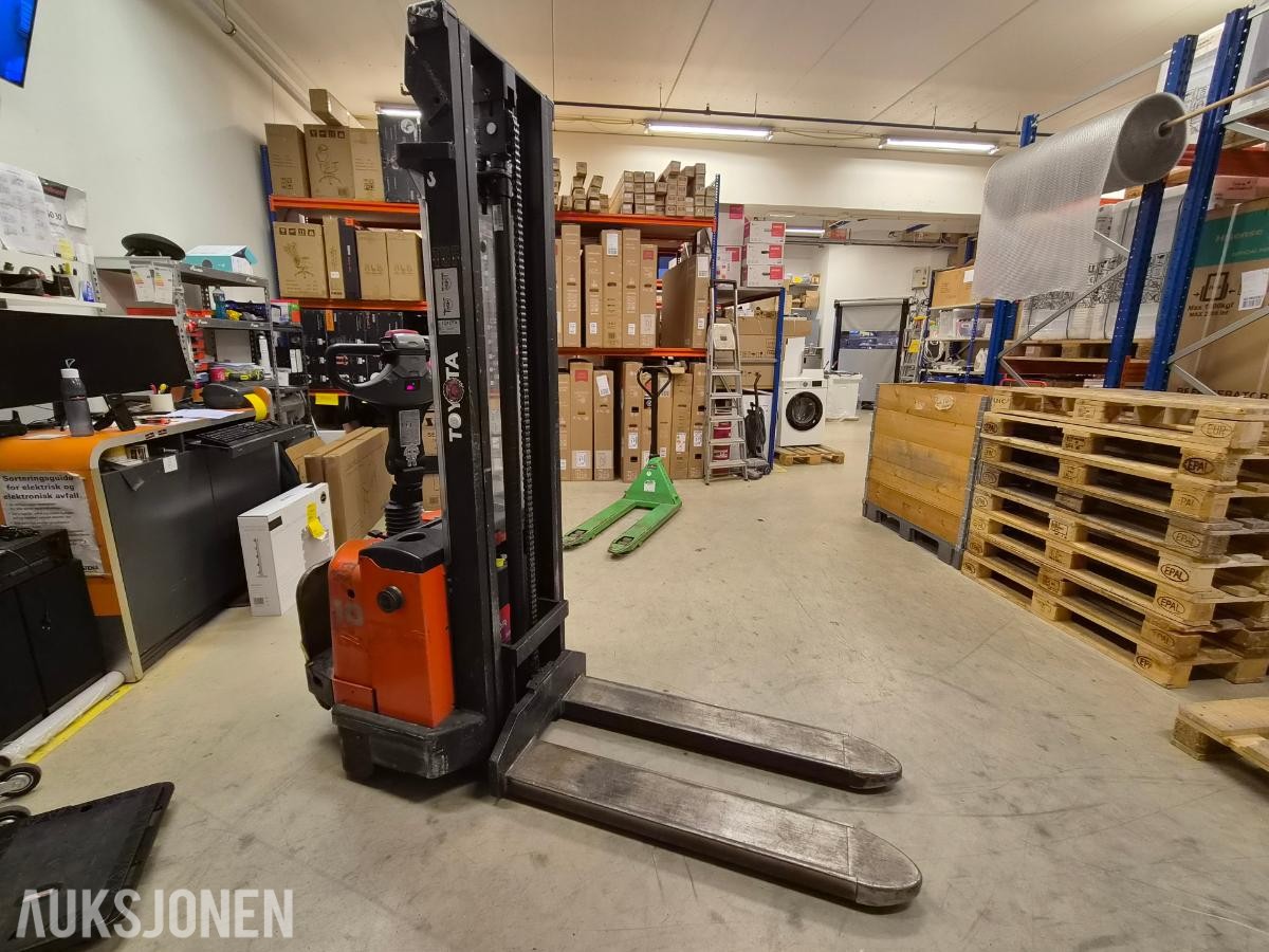 2004 Toyota Pallestabler 7SM10