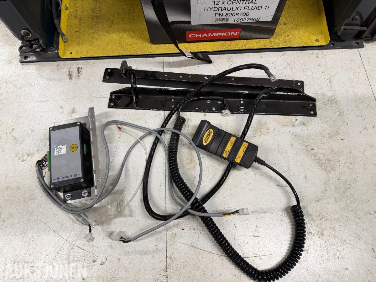 Ricon RD02700  elektrisk rullestolheis med automatisk døråpner 