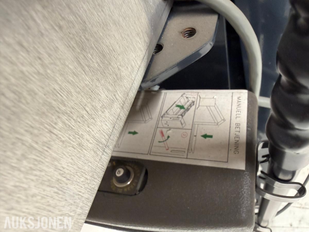 Ricon RD02700  elektrisk rullestolheis med automatisk døråpner 