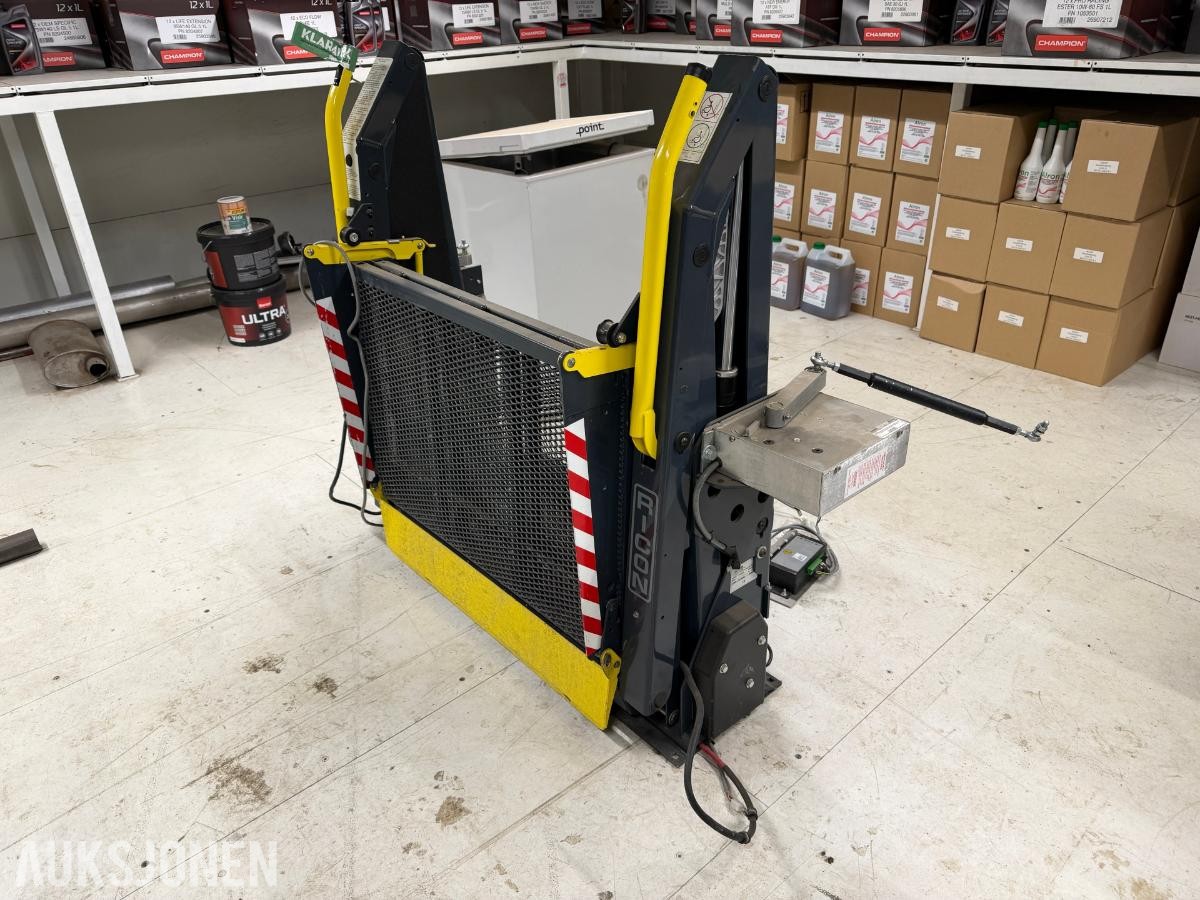 Ricon RD02700  elektrisk rullestolheis med automatisk døråpner 