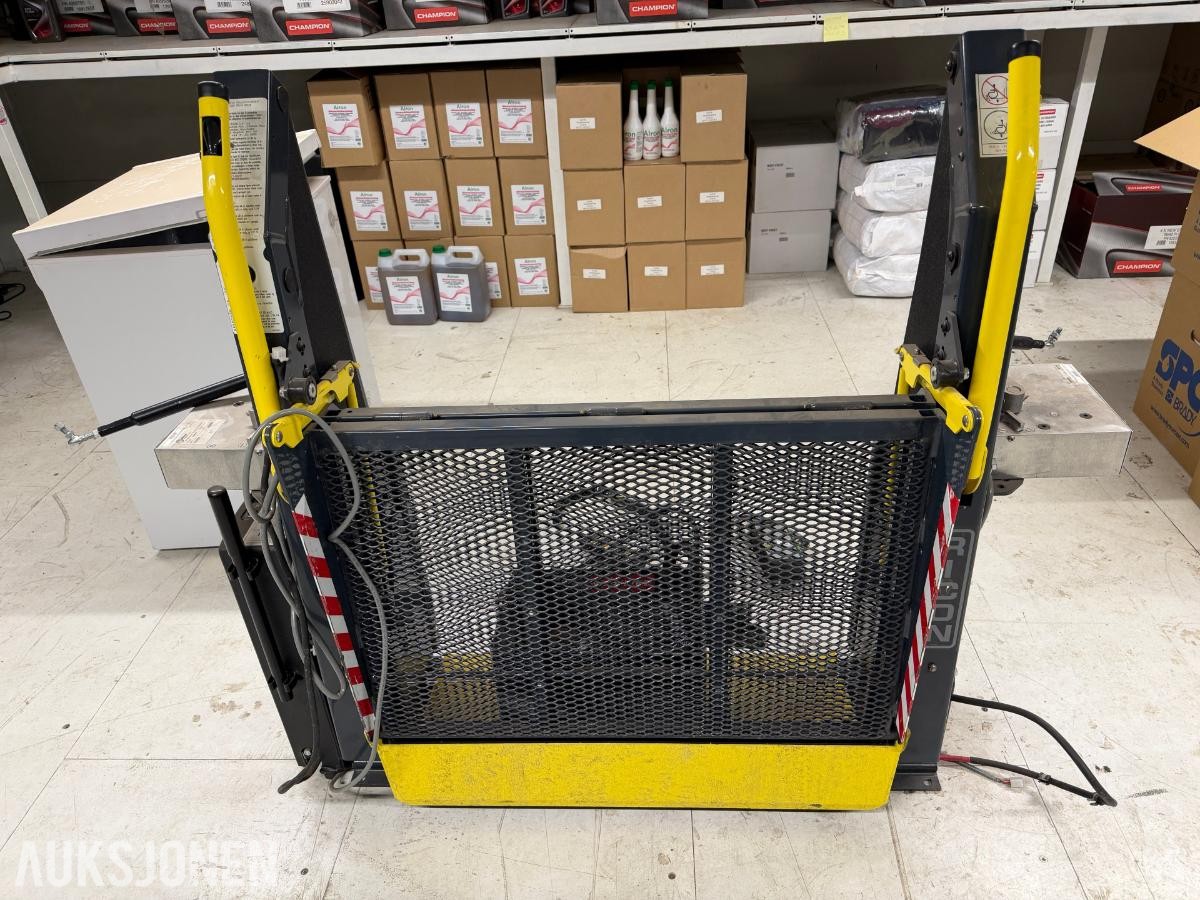 Ricon RD02700  elektrisk rullestolheis med automatisk døråpner 