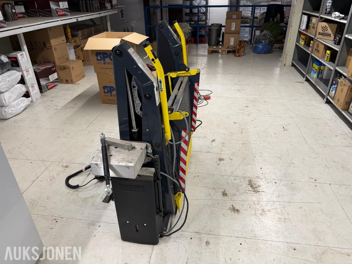 Ricon RD02700  elektrisk rullestolheis med automatisk døråpner 