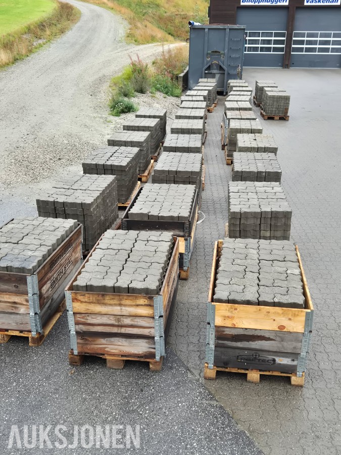300 m2 8 cm. tykk belegningstein. Beregnet for tungtransport