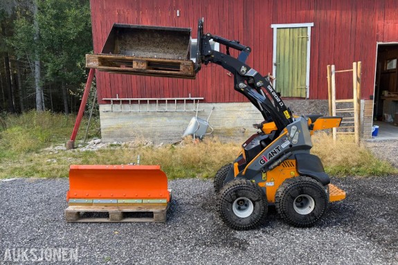 2019 Giant SK202D minilaster, 190 timer med skuffe, pallegaffler og brøyteskjær - MVA FRI