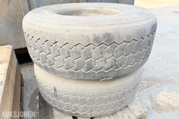 2 STK DEKK MED FELG - CA. 220 MM SENTERHULL - CA. 28 MM BOLTHULL