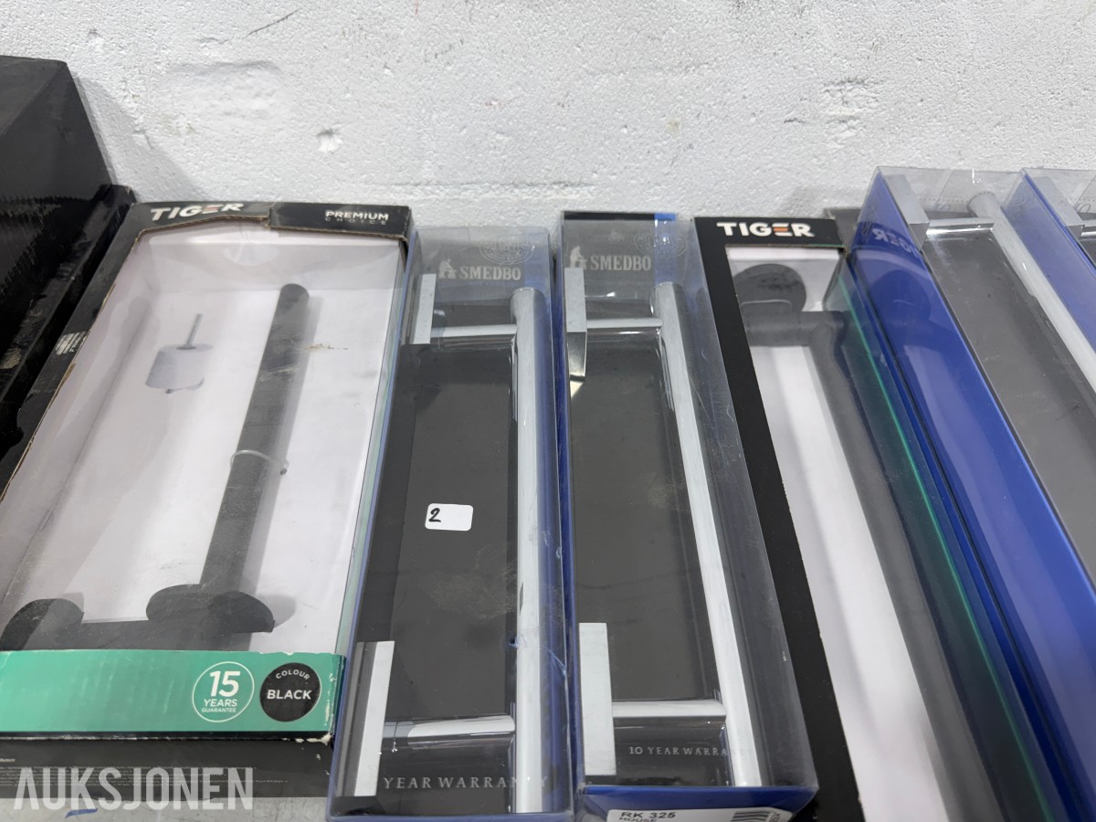 Parti baderomsutstyr fra Smedbo, Tiger, Geberit og Elita