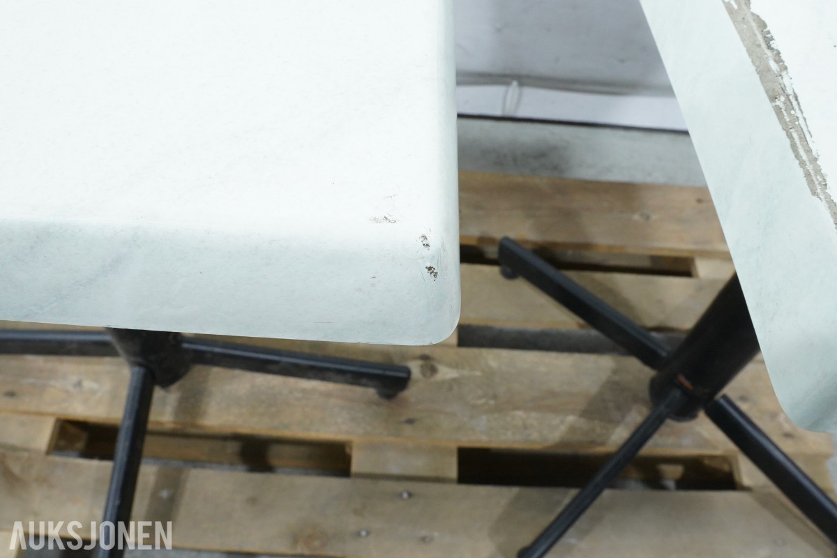 6 StableTable bord og 6 krakker