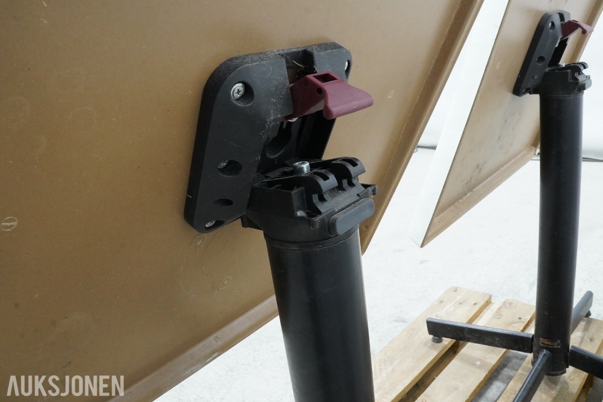 6 StableTable bord og 6 krakker