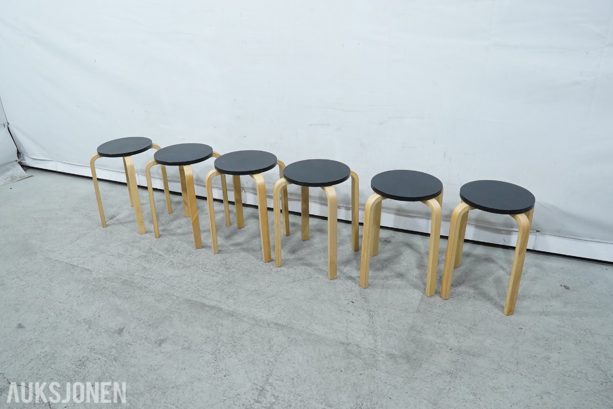 6 StableTable bord og 6 krakker