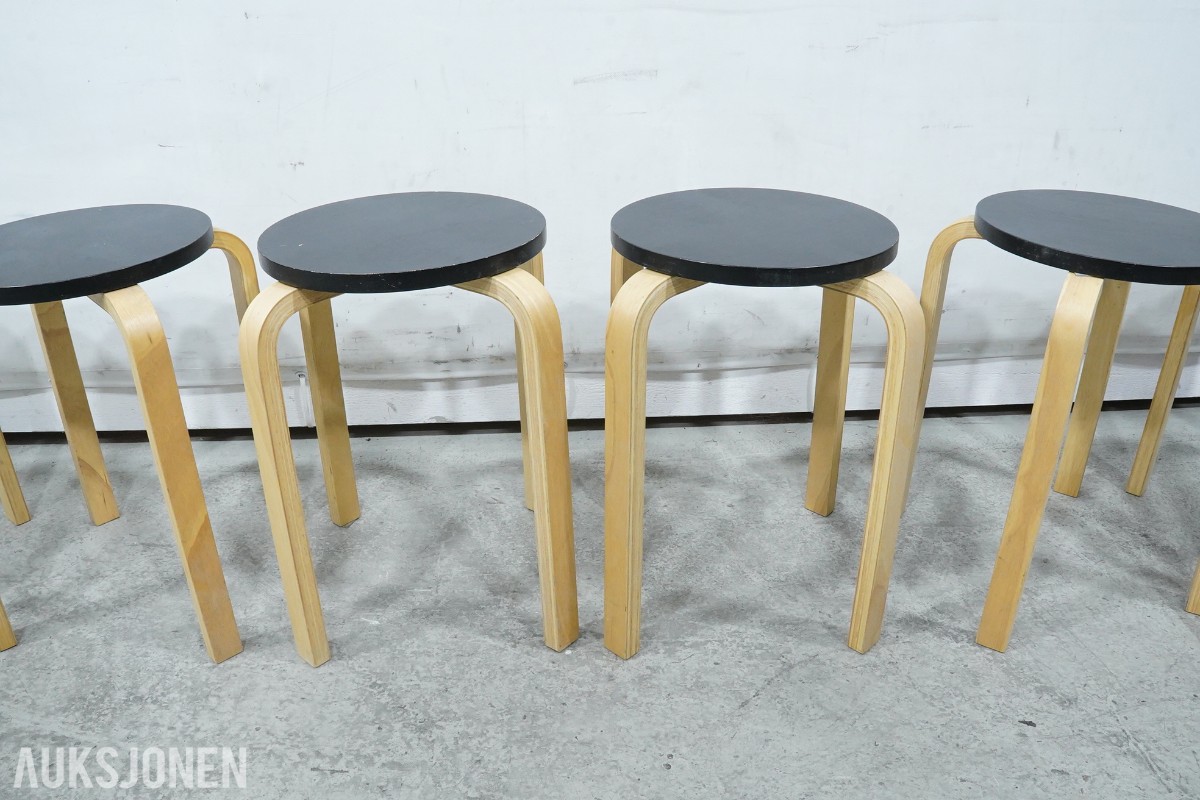 6 StableTable bord og 6 krakker