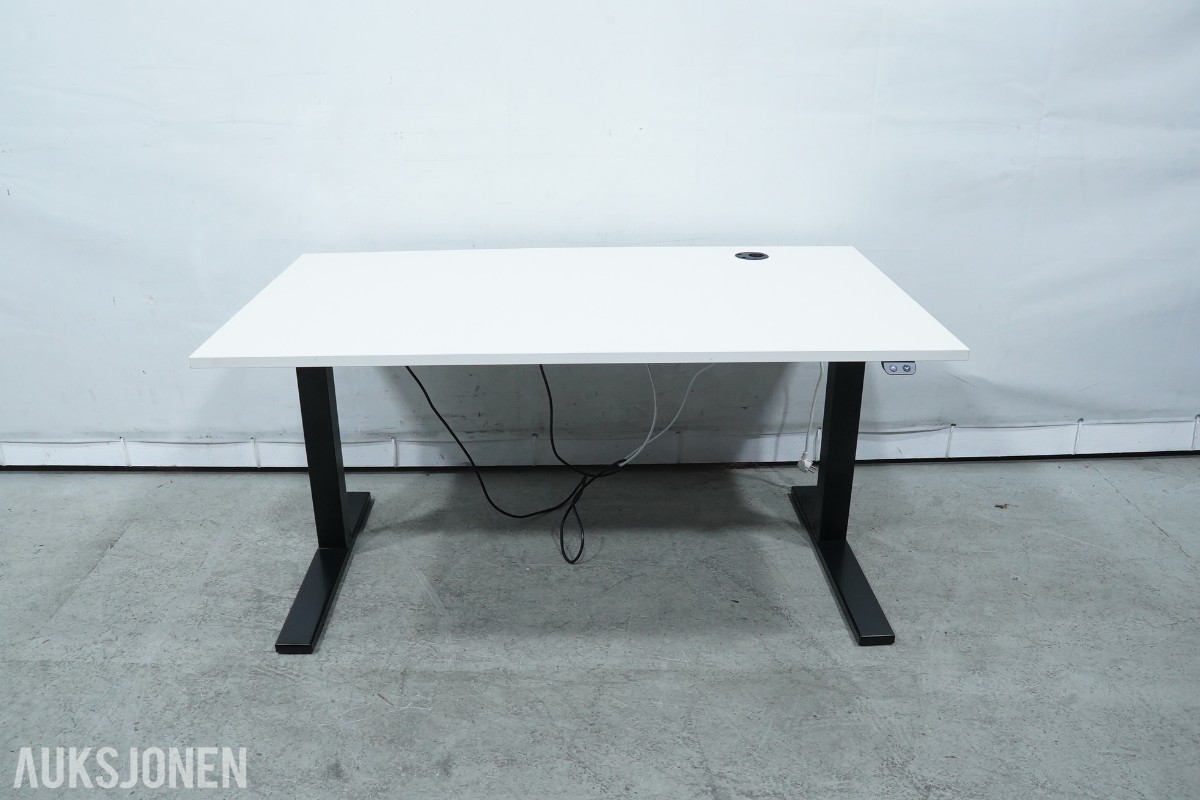 Elektrisk hev-/senk skrivebord med sidebord og kontorstol