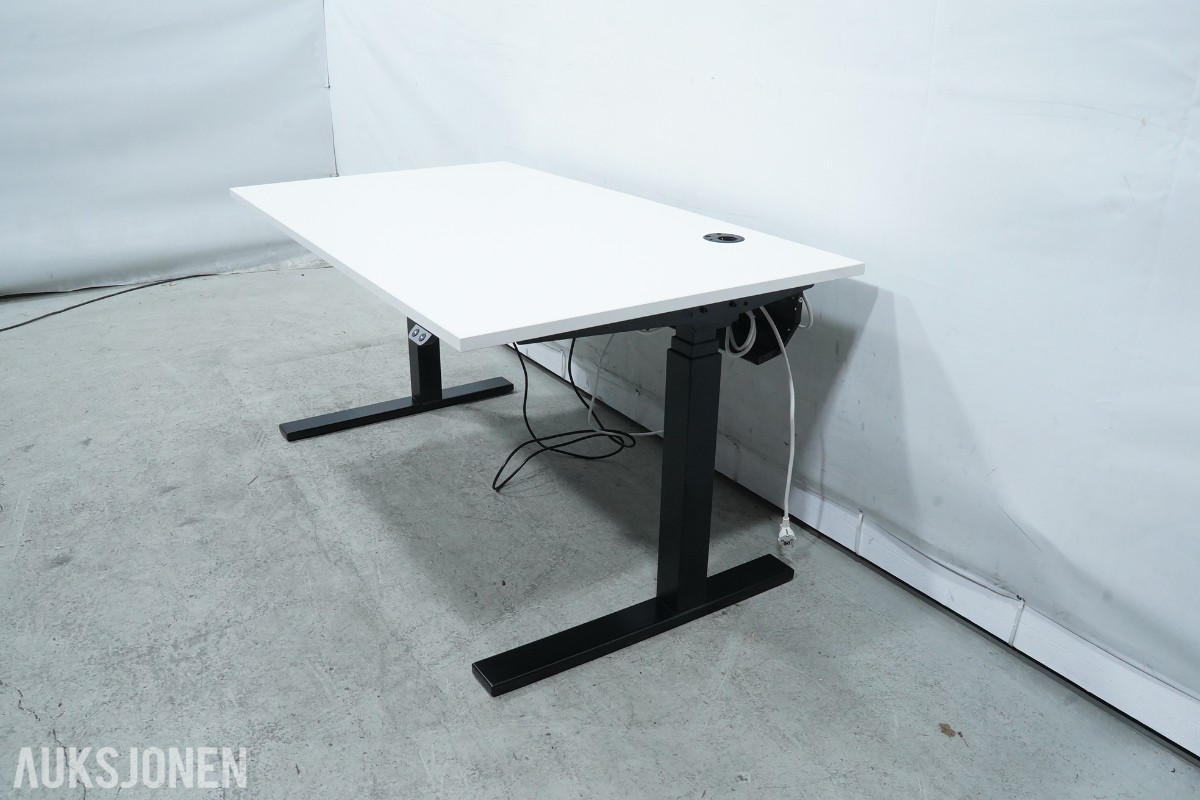Elektrisk hev-/senk skrivebord med sidebord og kontorstol