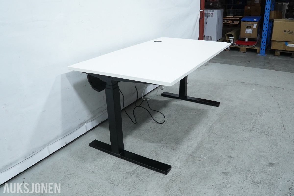 Elektrisk hev-/senk skrivebord med sidebord og kontorstol