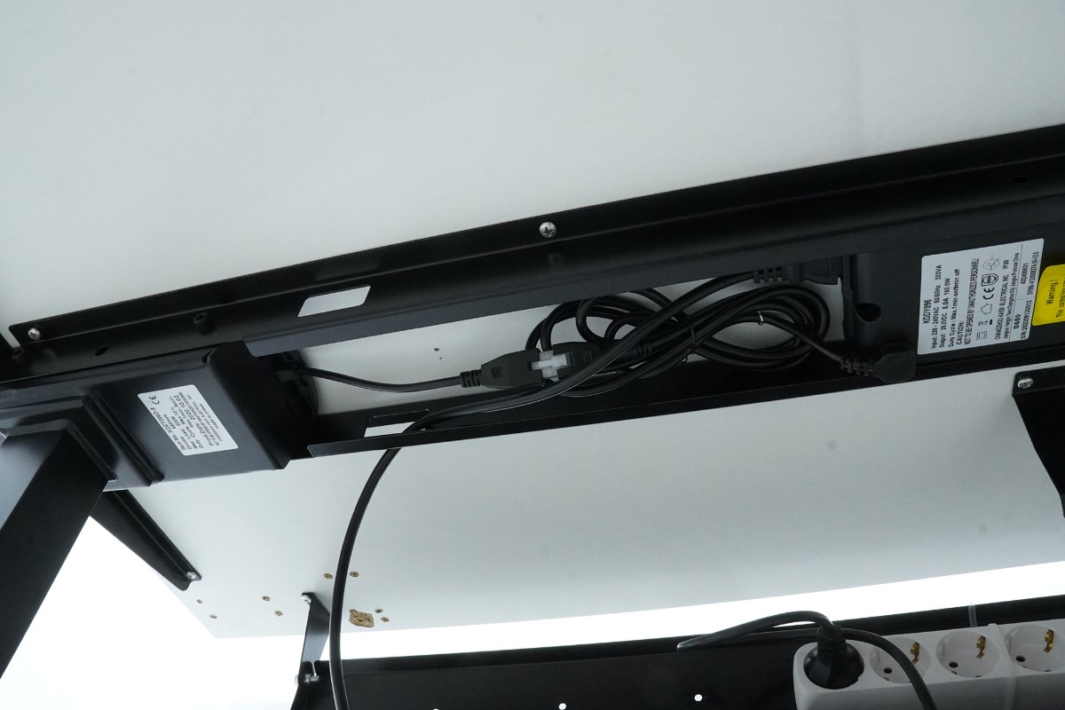 Elektrisk hev-/senk skrivebord med sidebord og kontorstol