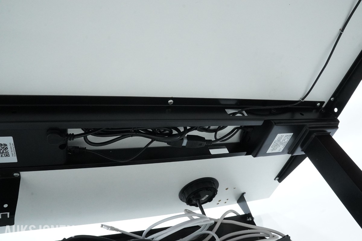 Elektrisk hev-/senk skrivebord med sidebord og kontorstol