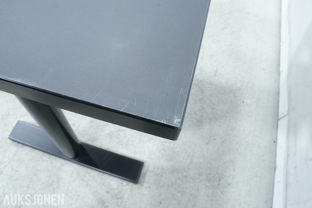 Elektrisk hev-/senk skrivebord med sidebord og kontorstol